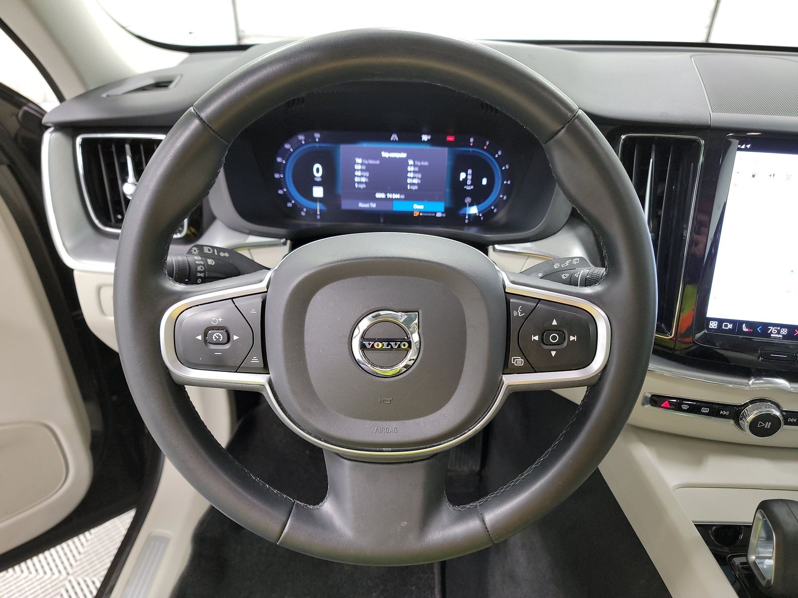 2022 Volvo XC60 MOMENTUM AWD