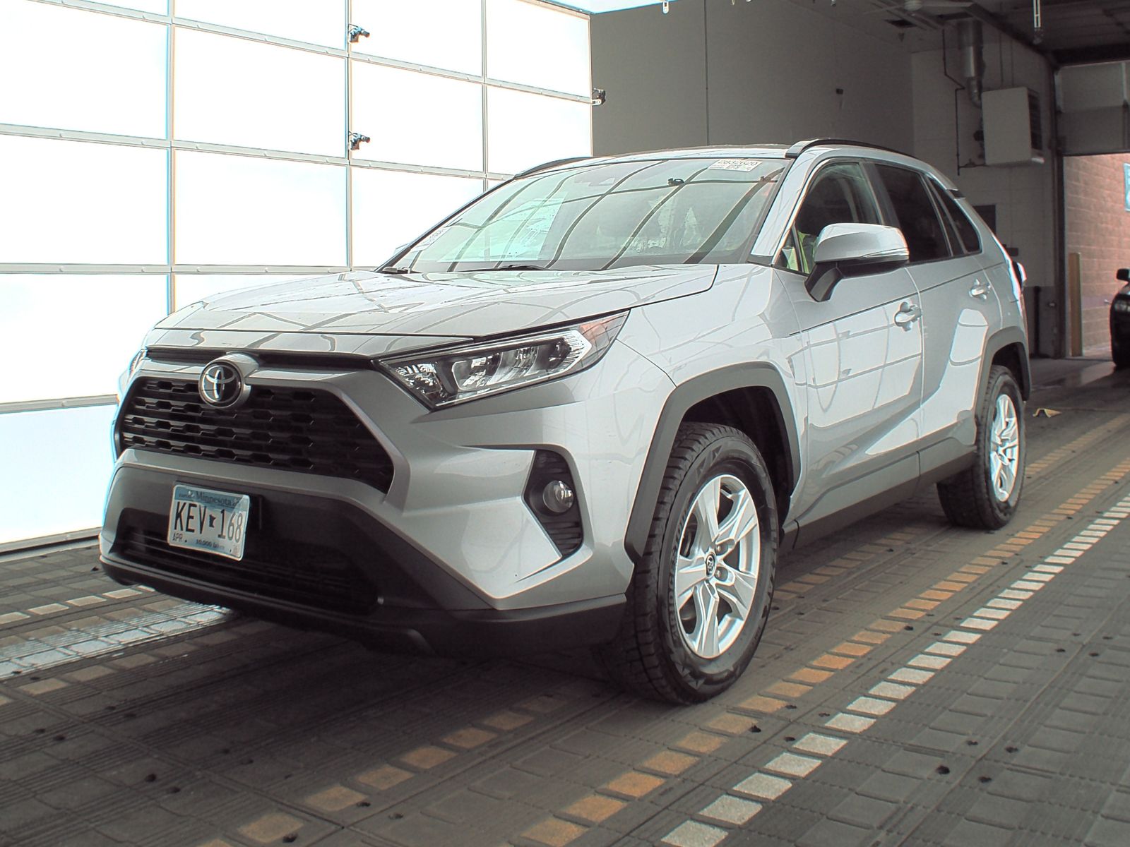 Used 2020 Toyota RAV4 XLE with VIN 2T3W1RFVXLC059976 for sale in Minneapolis, Minnesota