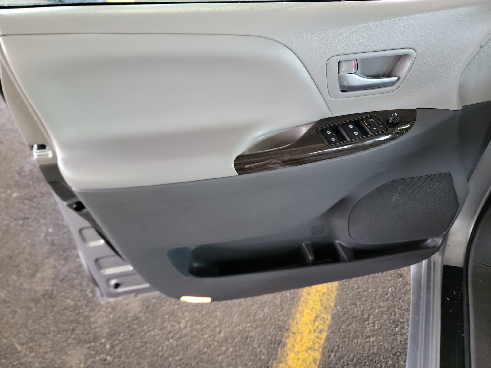 2016 Toyota Sienna XLE FWD