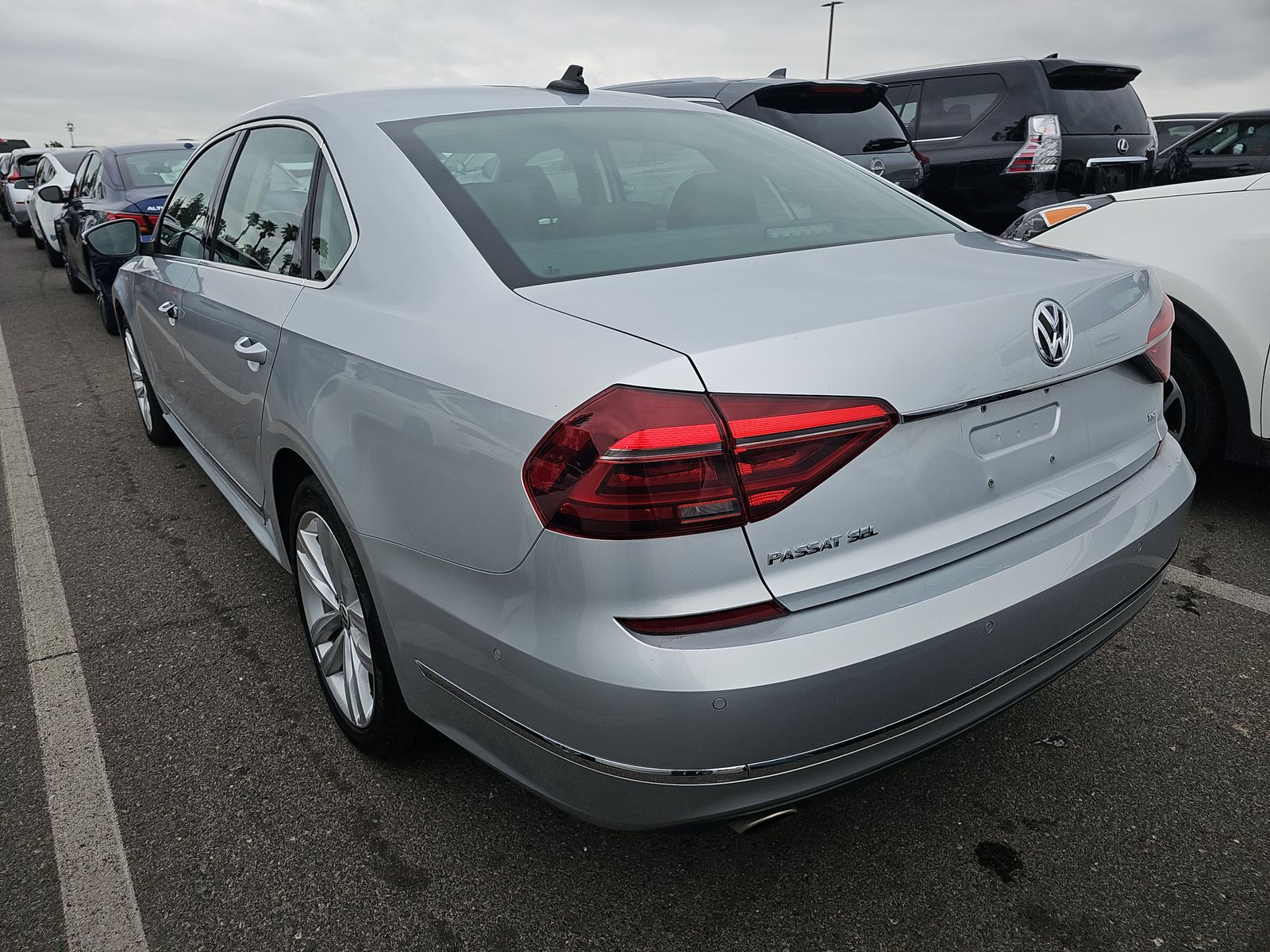 2018 Volkswagen Passat 2.0T SEL Premium FWD