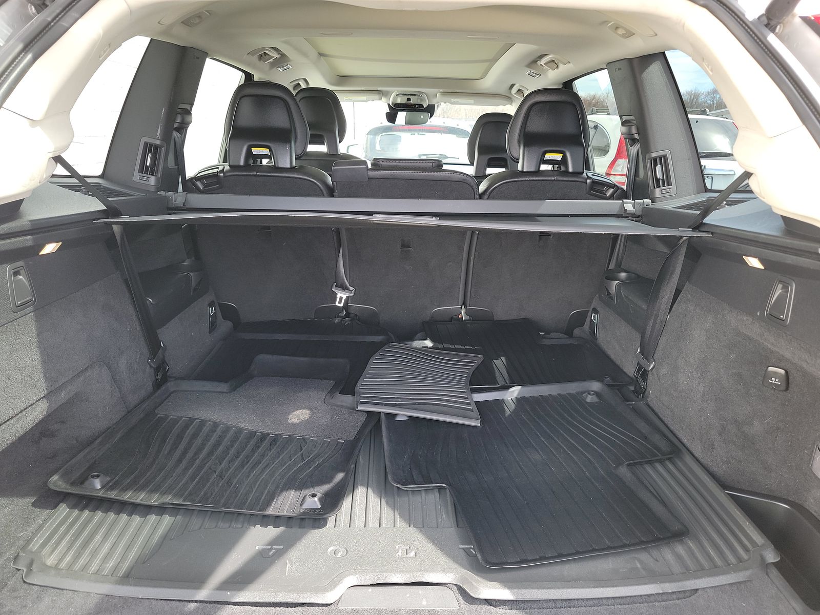 2016 Volvo XC90 T6 Momentum AWD