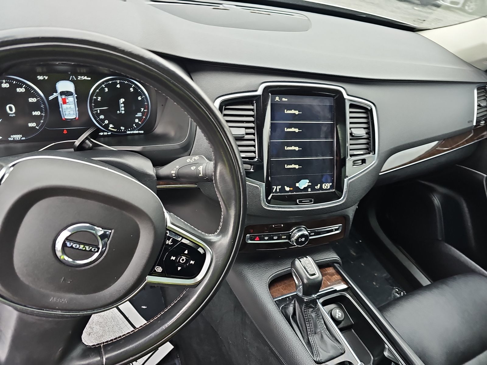 2016 Volvo XC90 T6 Momentum AWD