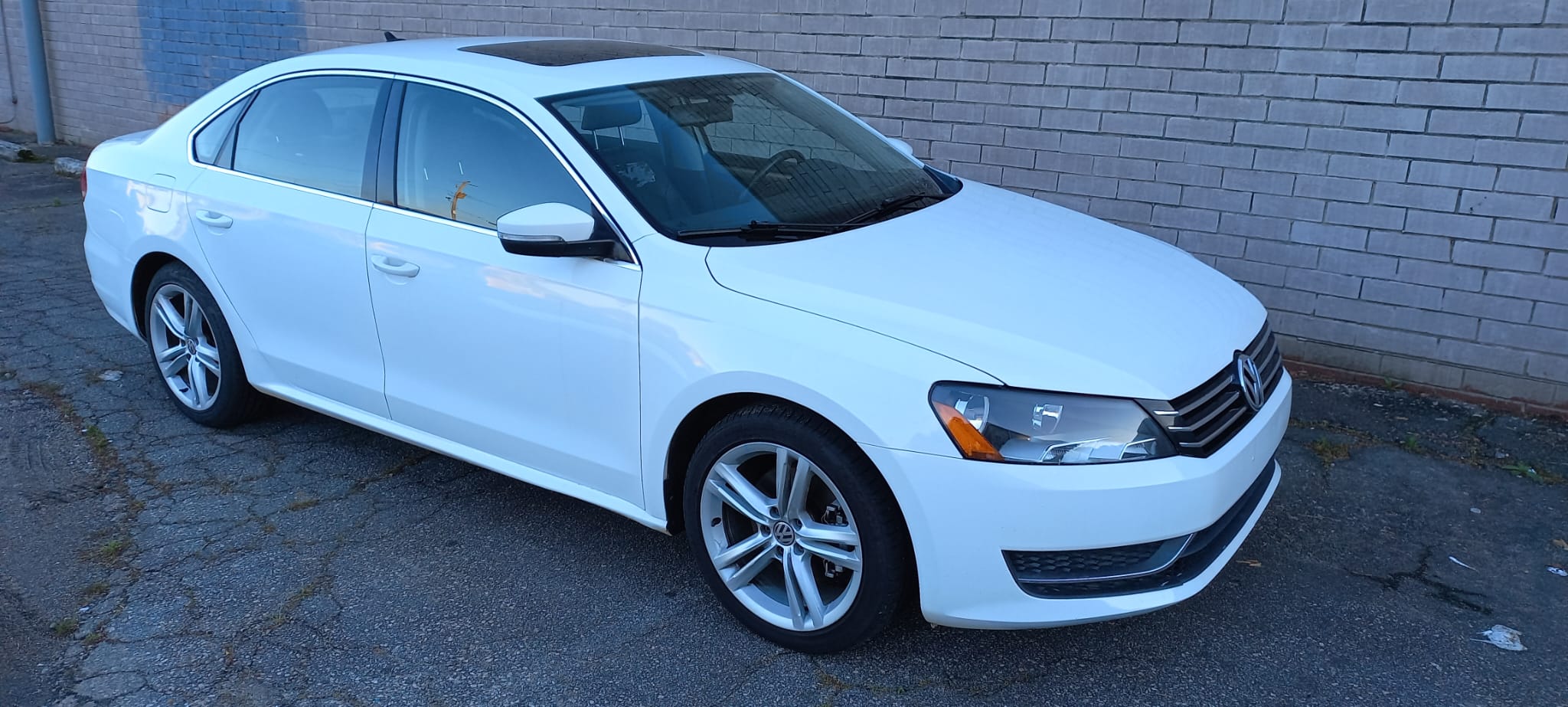 2014 Volkswagen Passat 2.5L SE w/Sunroof & Navigation