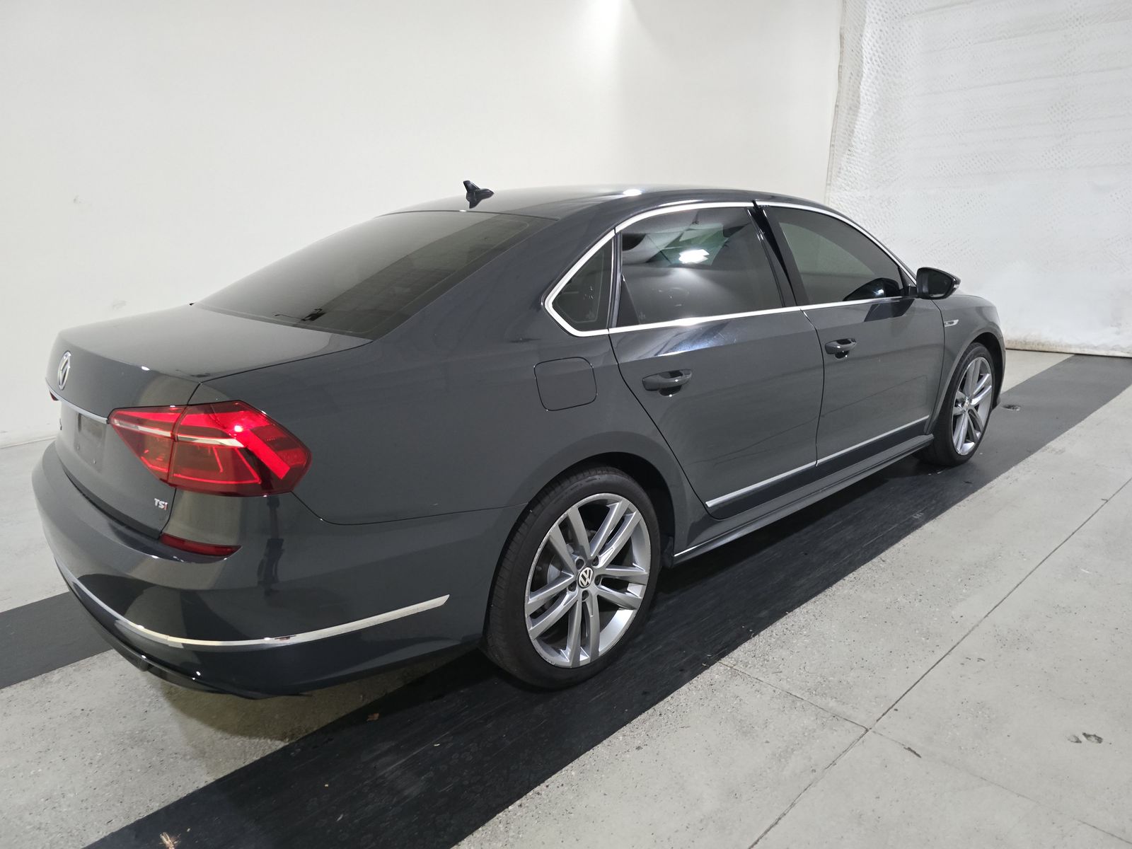 2017 Volkswagen Passat 1.8T R-Line FWD