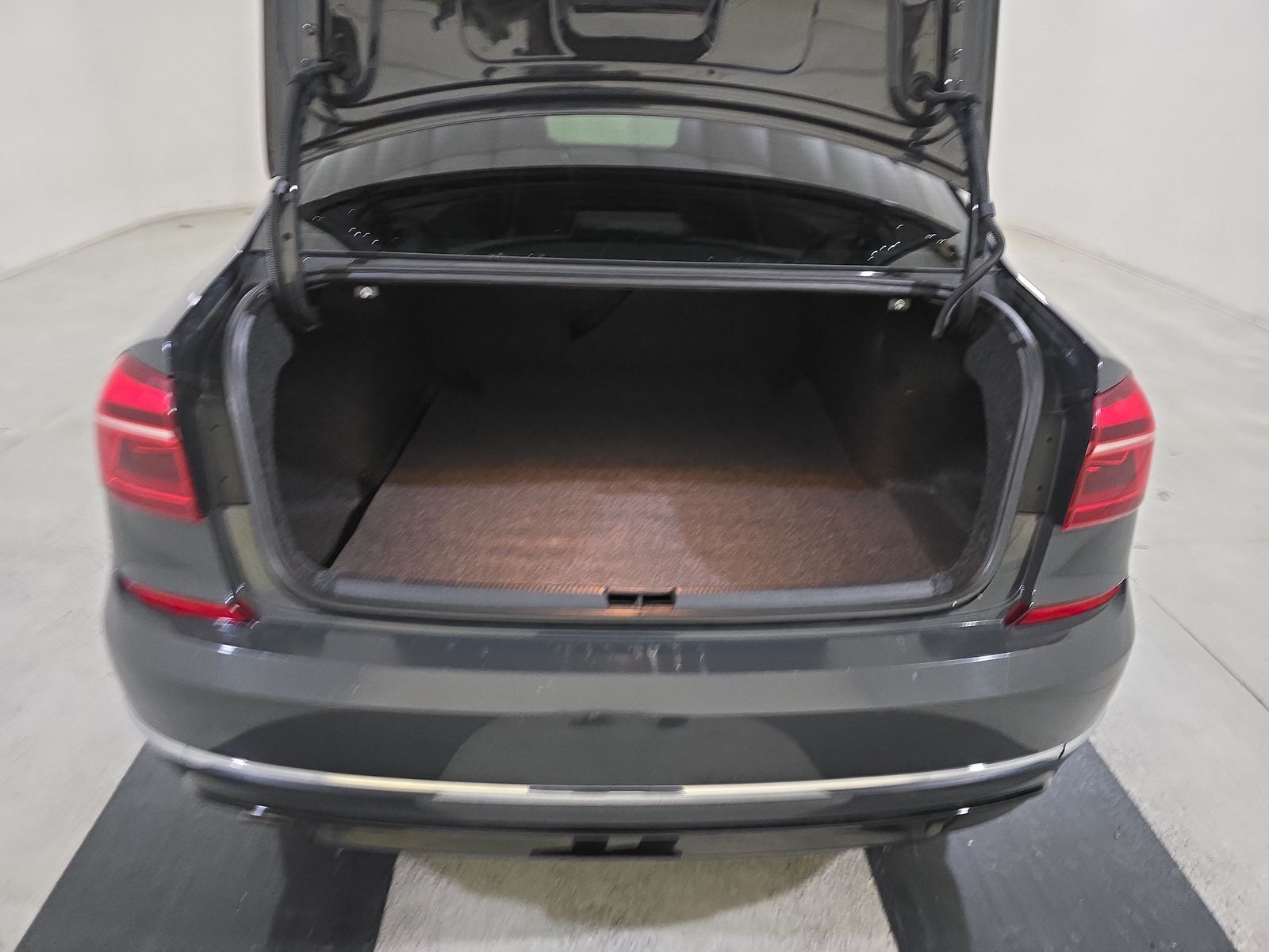 2017 Volkswagen Passat 1.8T R-Line FWD