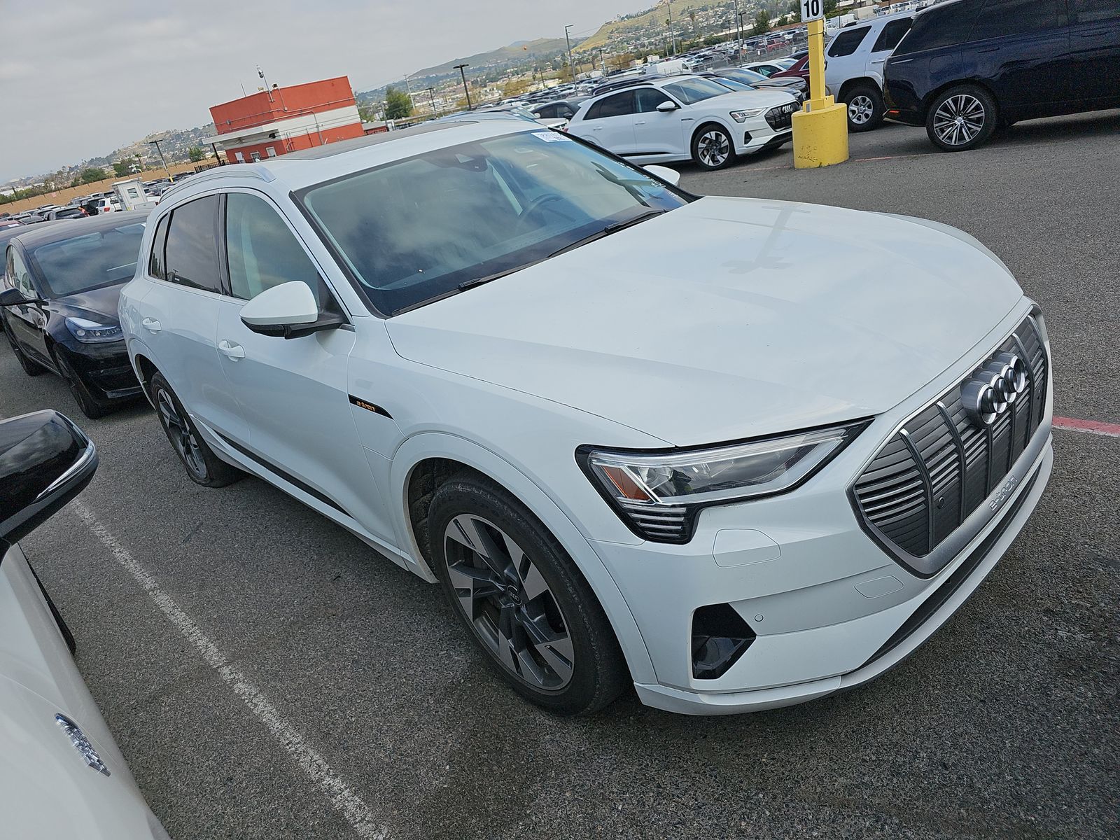 2022 Audi e-tron Premium AWD