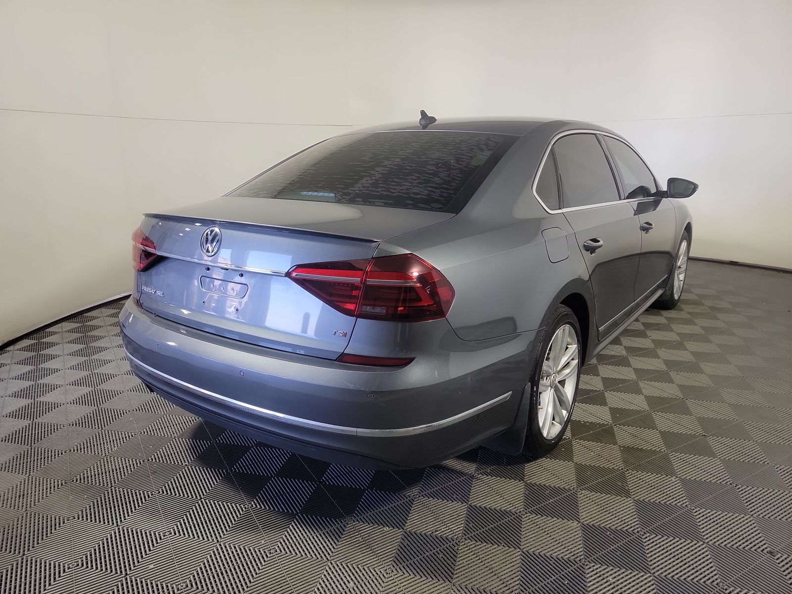 2018 Volkswagen Passat 2.0T SEL Premium FWD