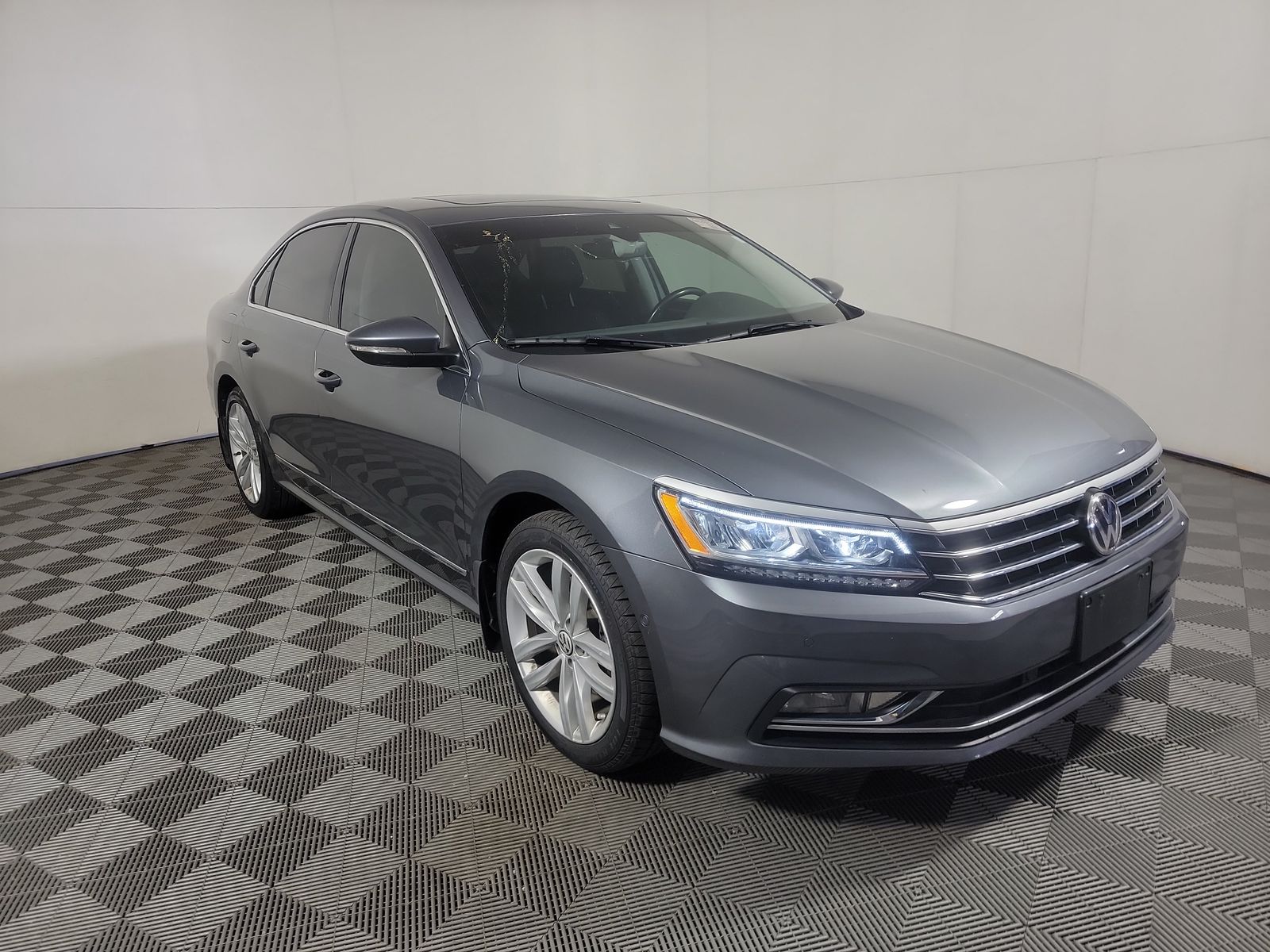 2018 Volkswagen Passat 2.0T SEL Premium FWD