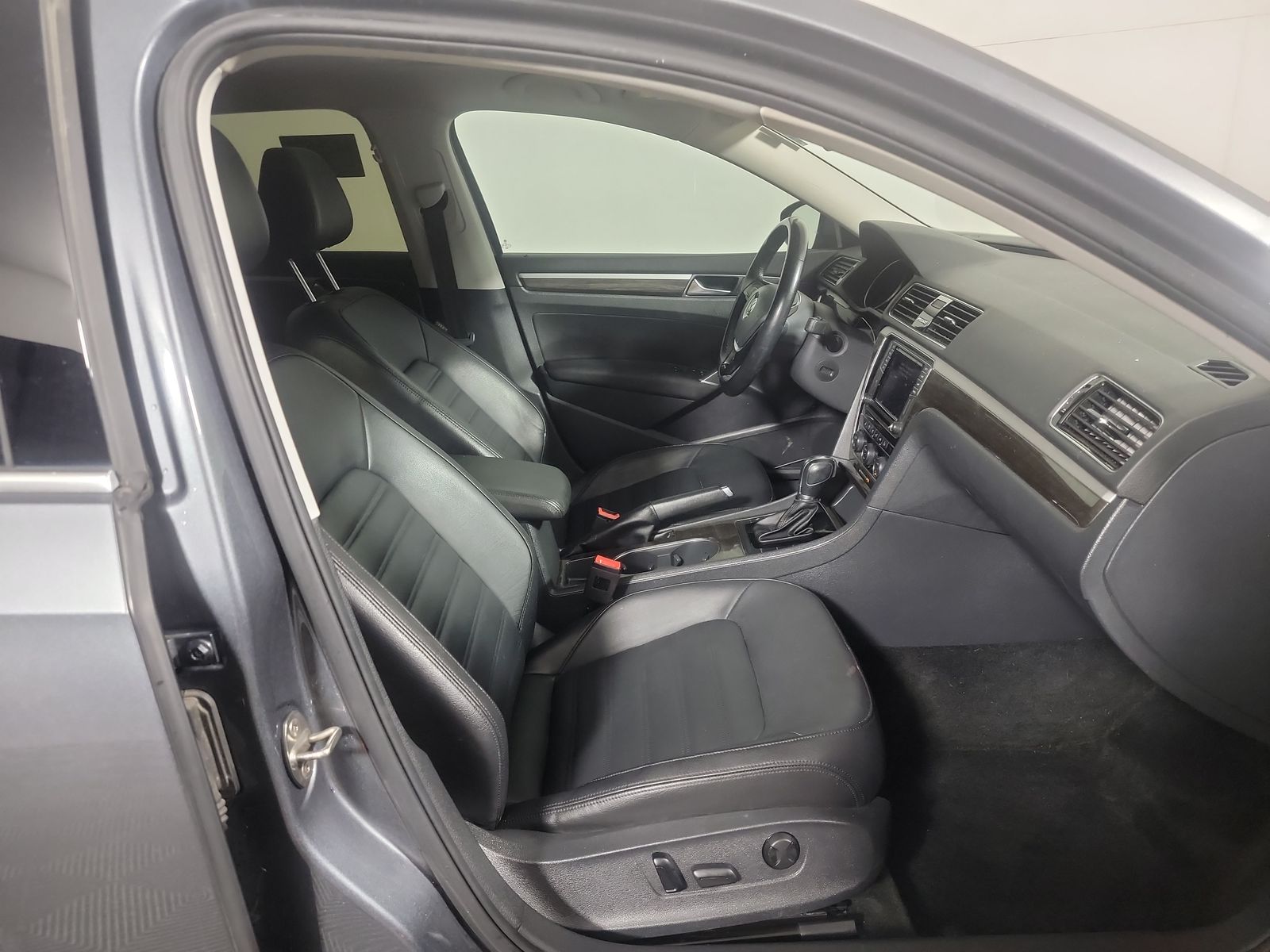 2018 Volkswagen Passat 2.0T SEL Premium FWD