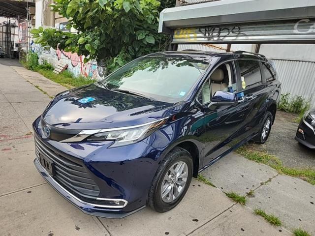 2022 Toyota Sienna XLE 8-Passenger 120.5
