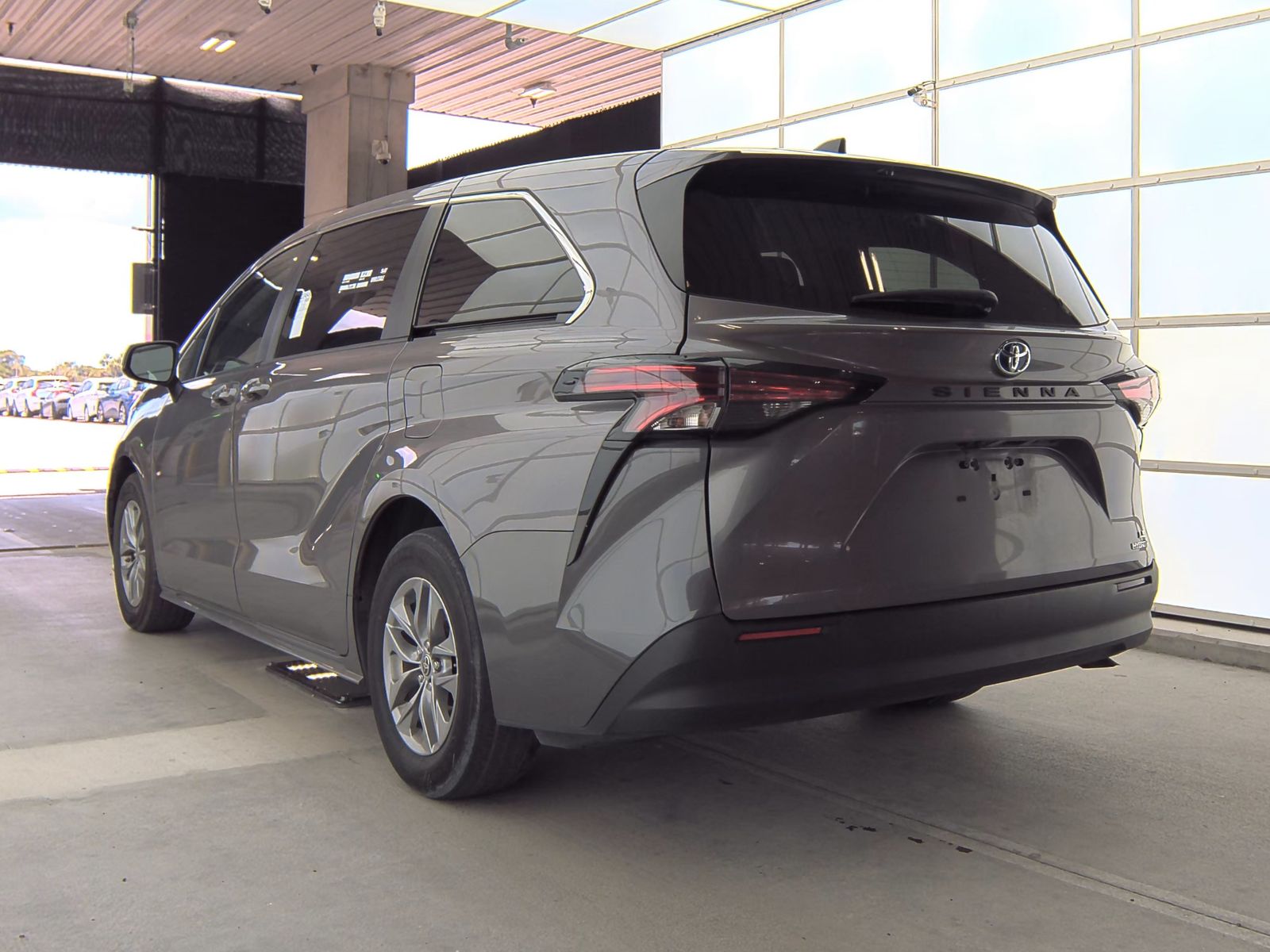 2022 Toyota Sienna LE FWD