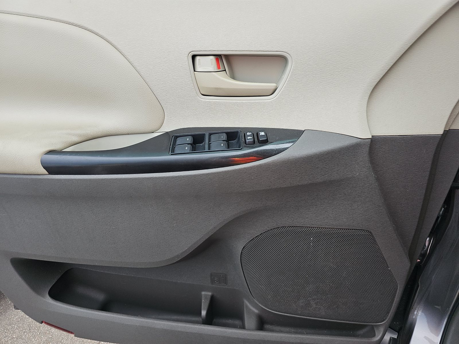 2011 Toyota Sienna Base FWD