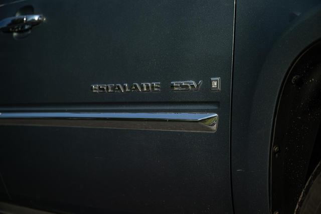 Cadillac Escalade ESV снимка Cadillac Escalade ESV
