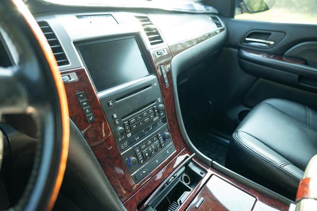 Cadillac Escalade ESV снимка Cadillac Escalade ESV