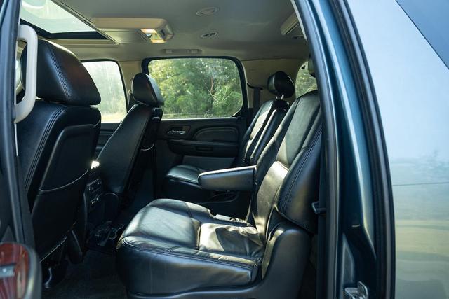 Cadillac Escalade ESV снимка Cadillac Escalade ESV