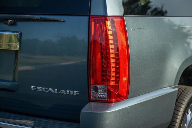 Cadillac Escalade ESV снимка Cadillac Escalade ESV