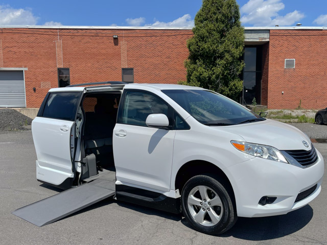 2016 Toyota Sienna LE 8-Passenger 119.3