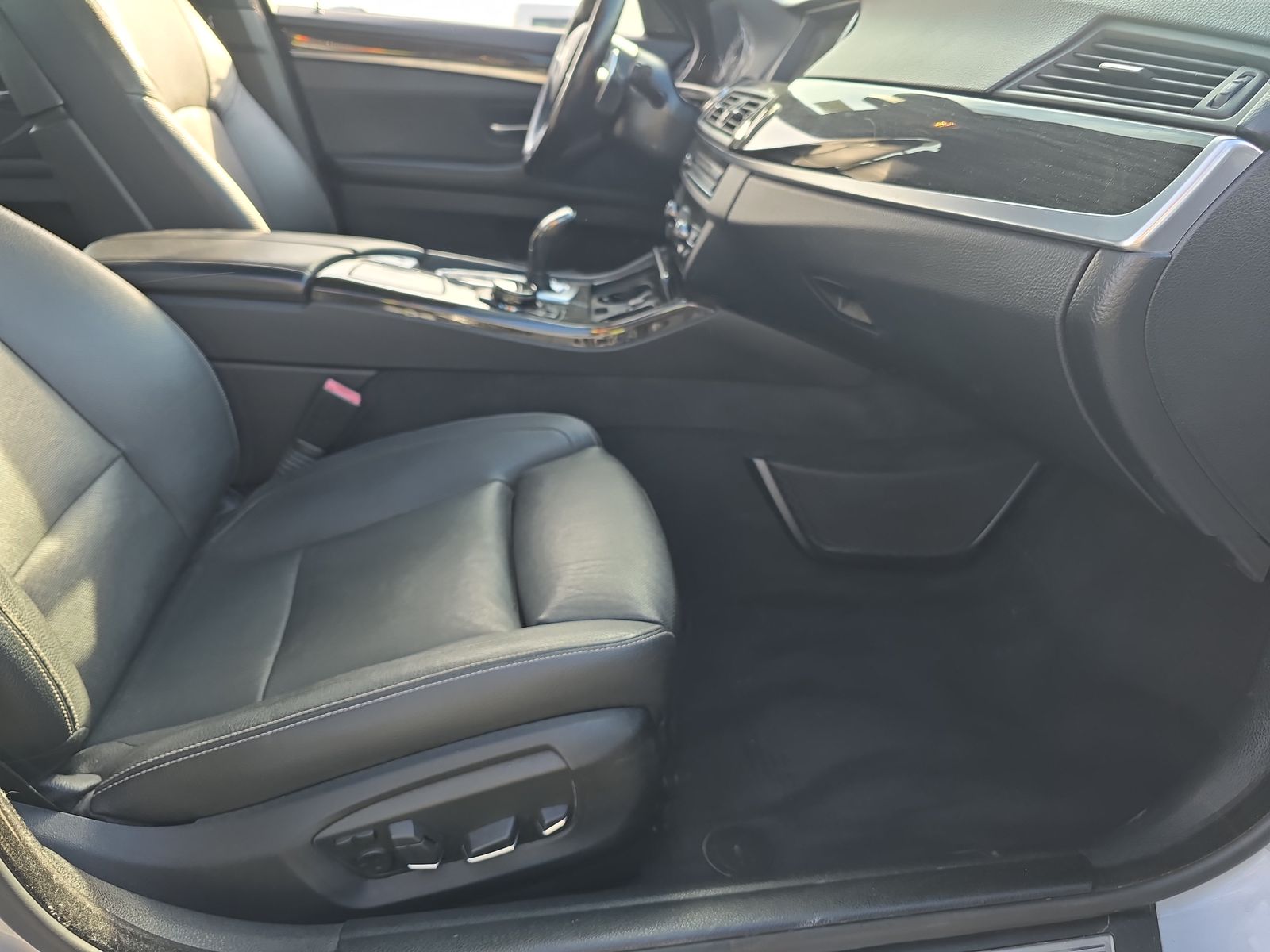 BMW 5 Series Sedan 550i xDrive M SPORT LINE снимка BMW 5 Series Sedan 550i xDrive M SPORT LINE