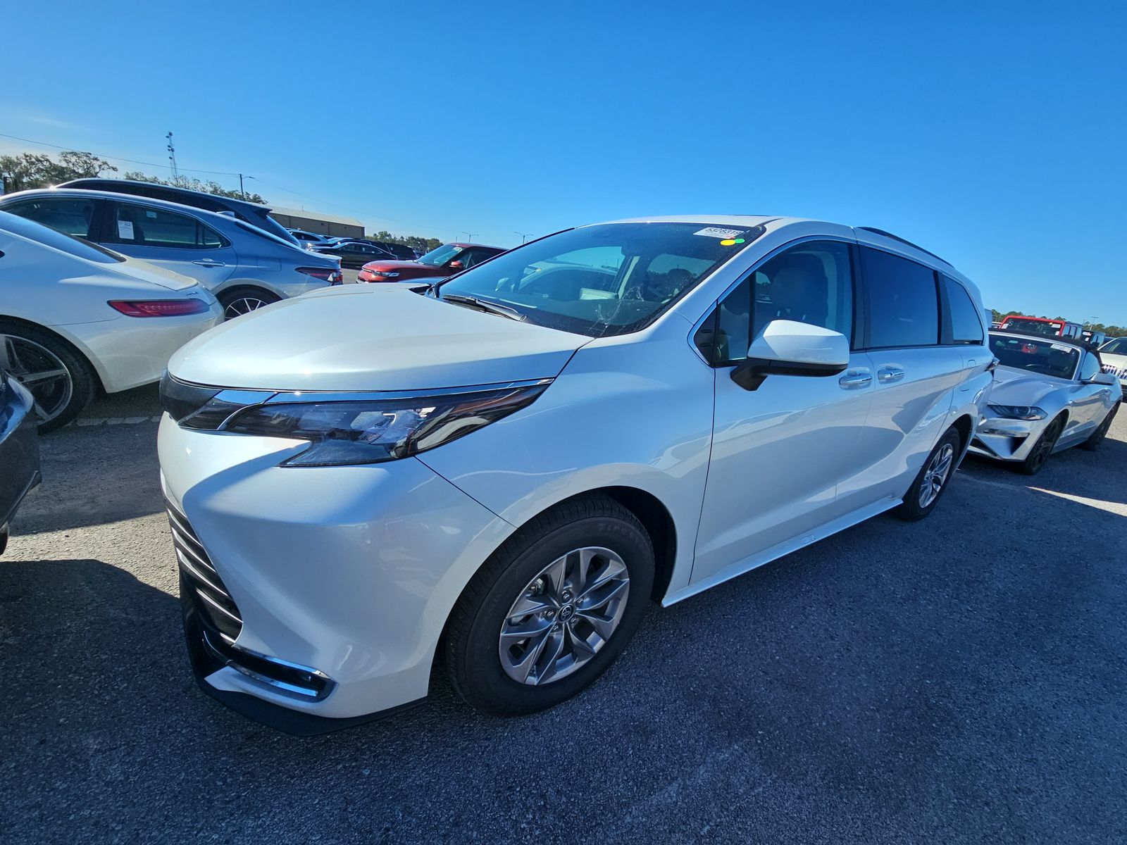 2024 Toyota Sienna XLE 8-Passenger 120.5