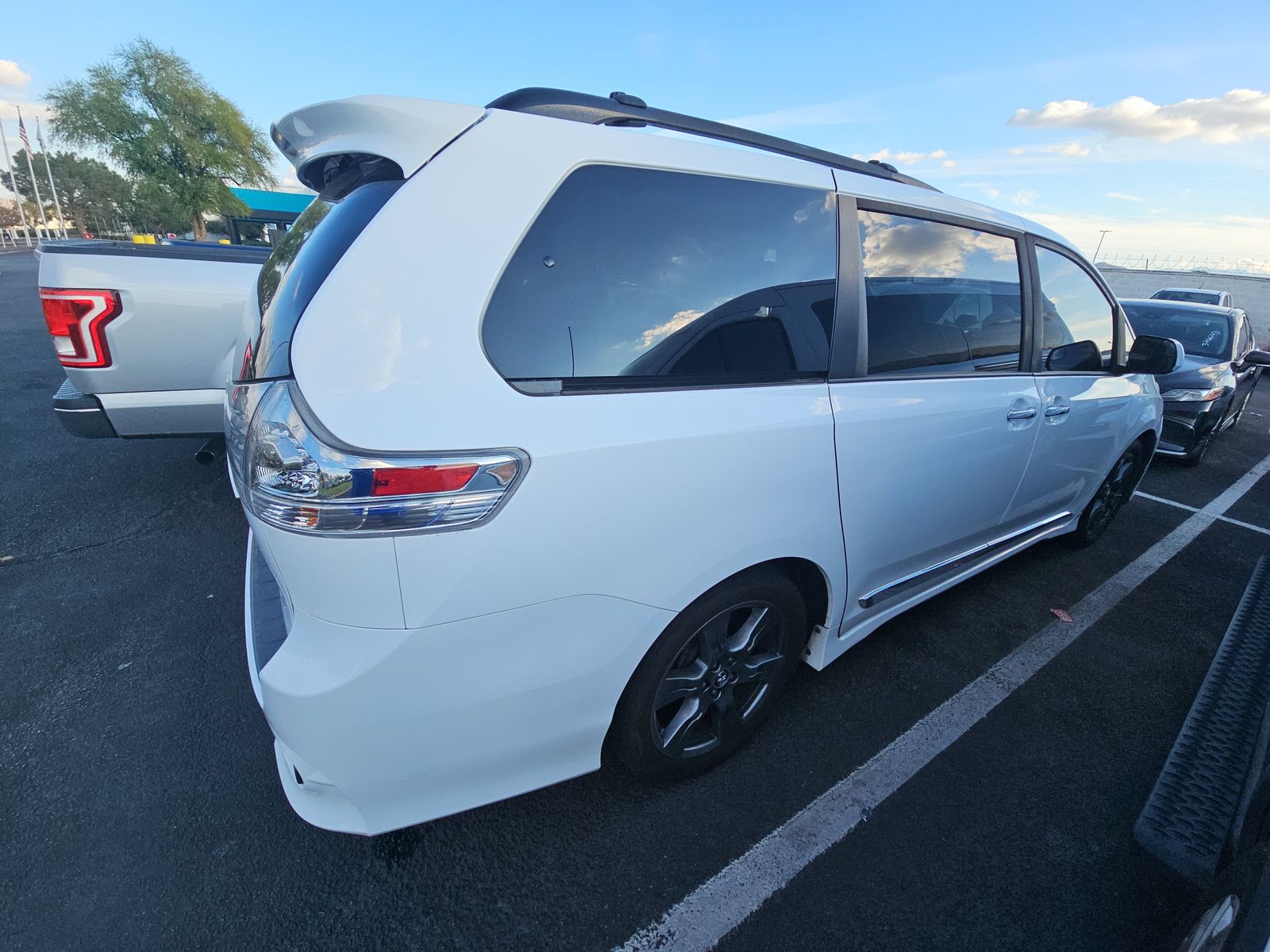 2019 Toyota Sienna SE FWD