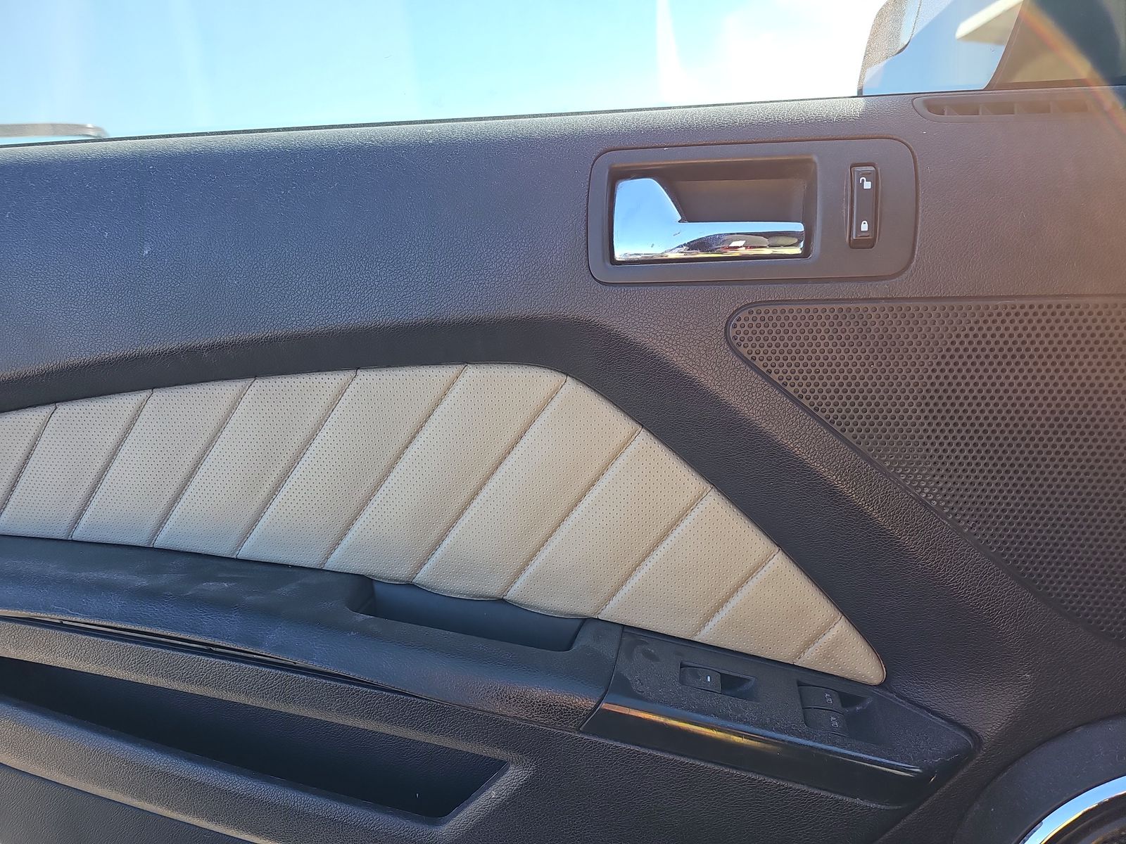 2012 Ford Mustang V6 Premium RWD