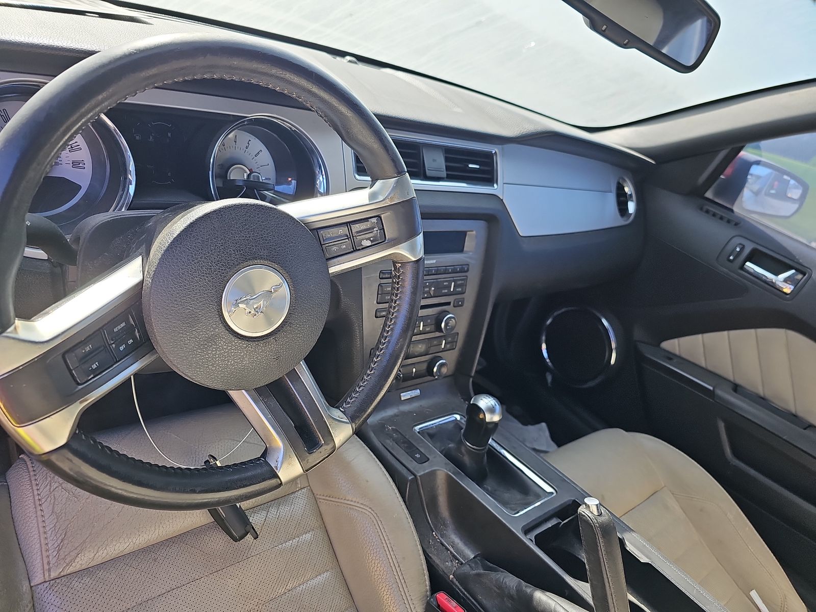 2012 Ford Mustang V6 Premium RWD