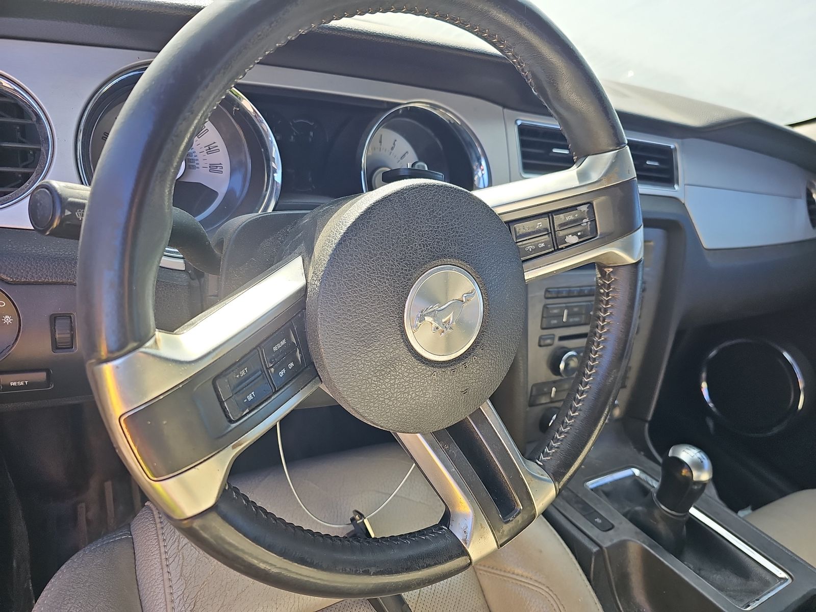 2012 Ford Mustang V6 Premium RWD