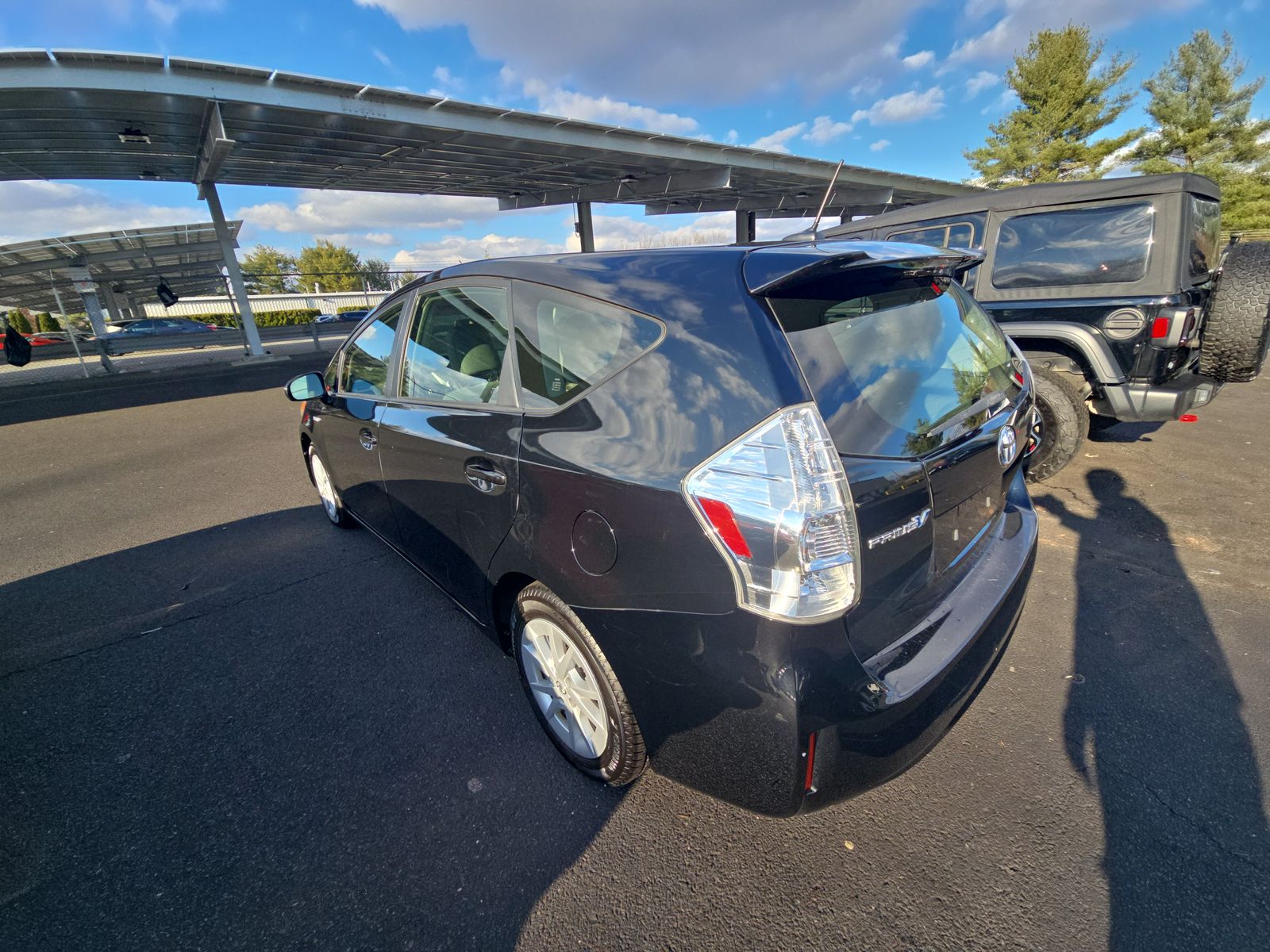 2014 Toyota Prius v Three FWD