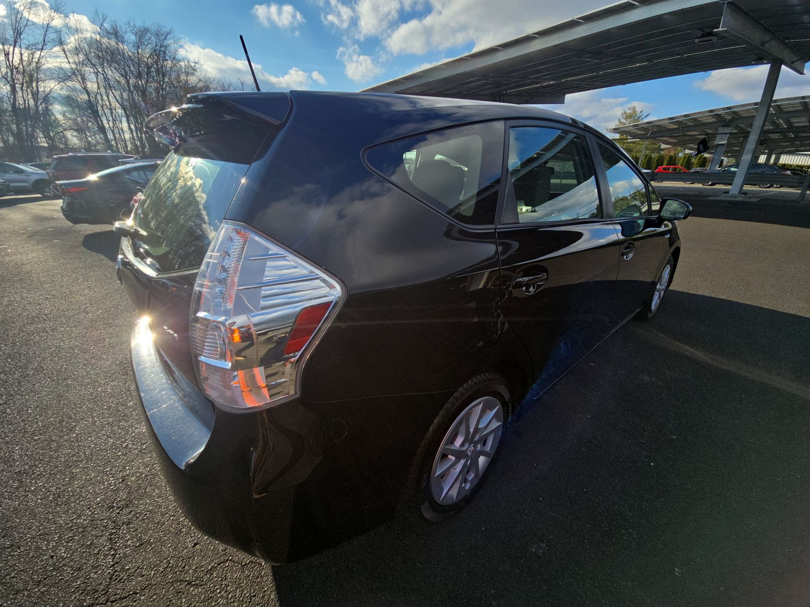 2014 Toyota Prius v Three FWD