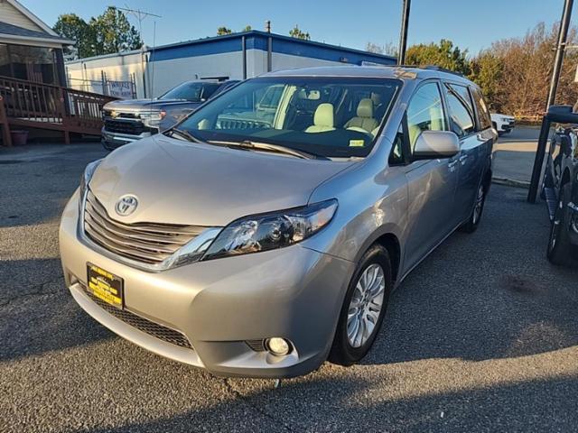 2014 Toyota Sienna XLE 8-Passenger 119.3