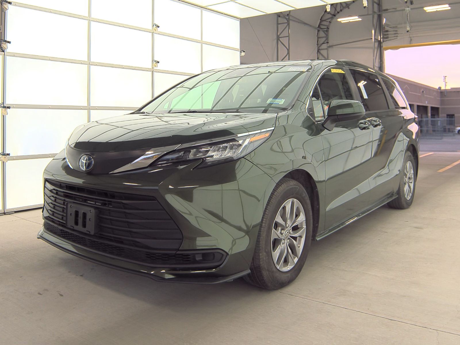 2022 Toyota Sienna LE 8-Passenger 120.5
