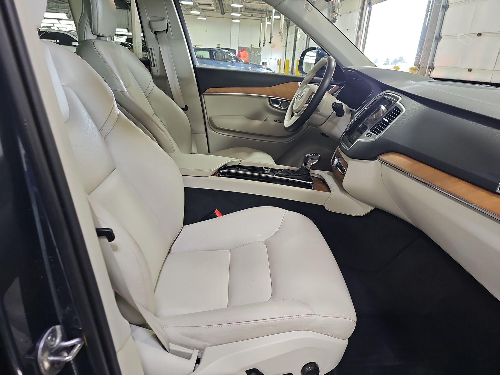 2022 Volvo XC90 T6 Momentum AWD