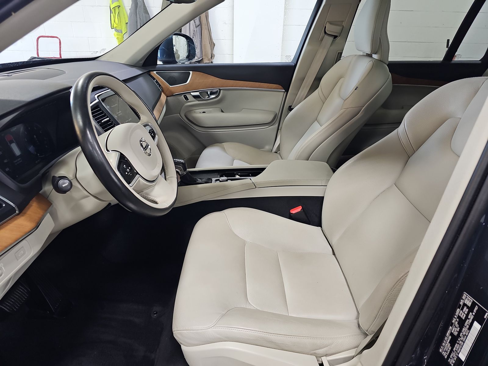 2022 Volvo XC90 T6 Momentum AWD