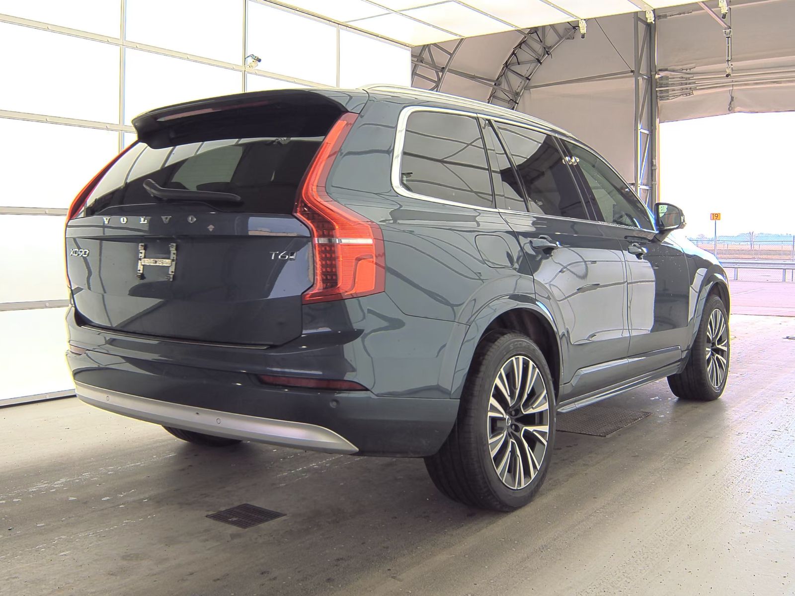 2022 Volvo XC90 T6 Momentum AWD