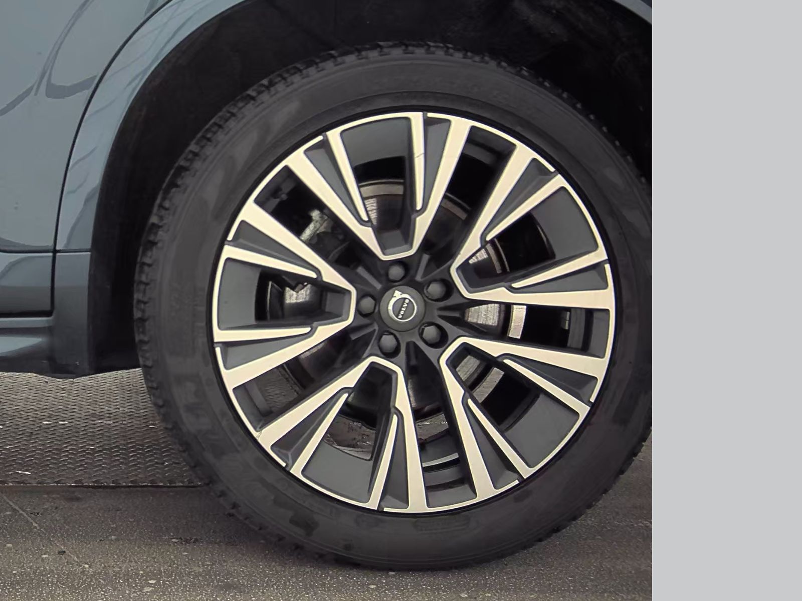 2022 Volvo XC90 T6 Momentum AWD