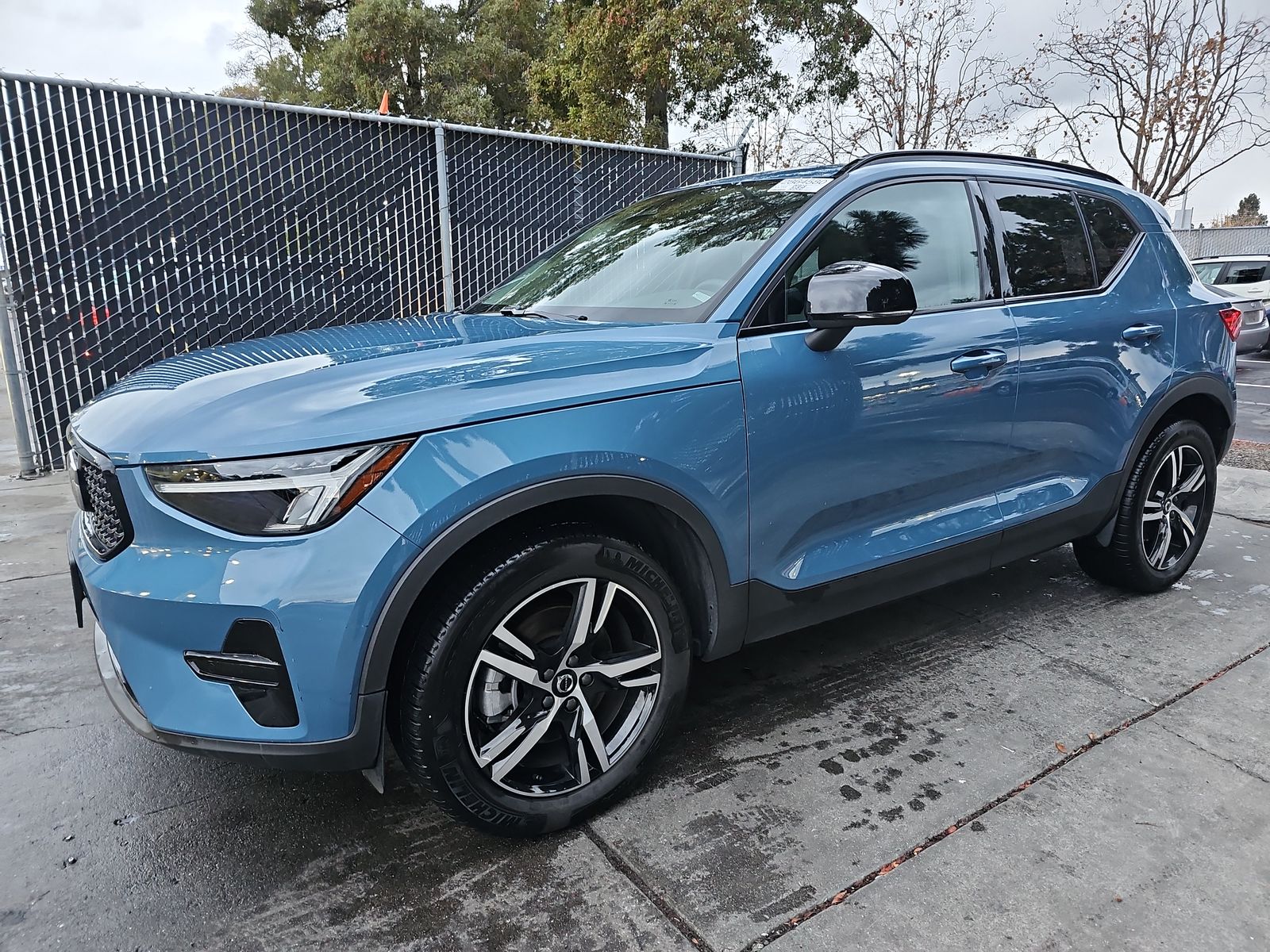 2024 Volvo XC40 B5 Core Dark Theme