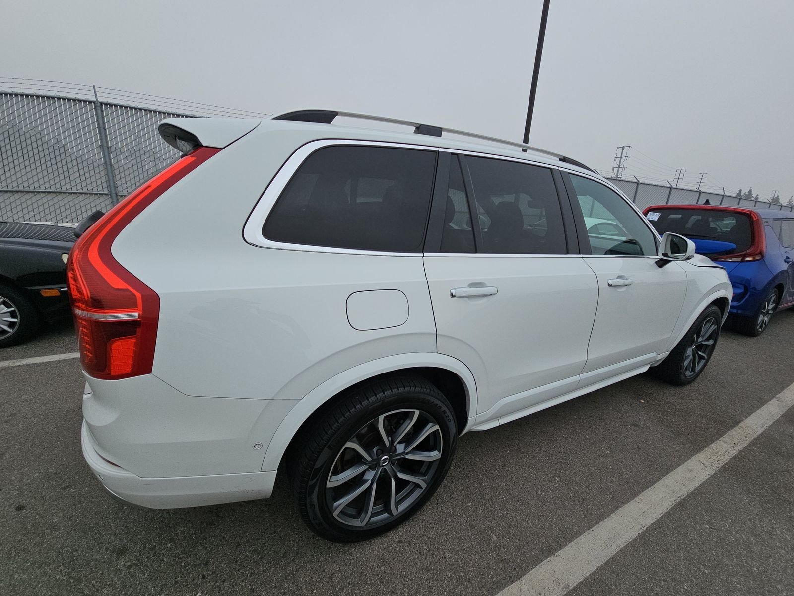 2017 Volvo XC90 T6 Momentum AWD