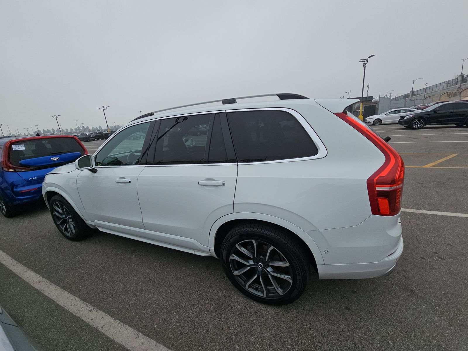 2017 Volvo XC90 T6 Momentum AWD