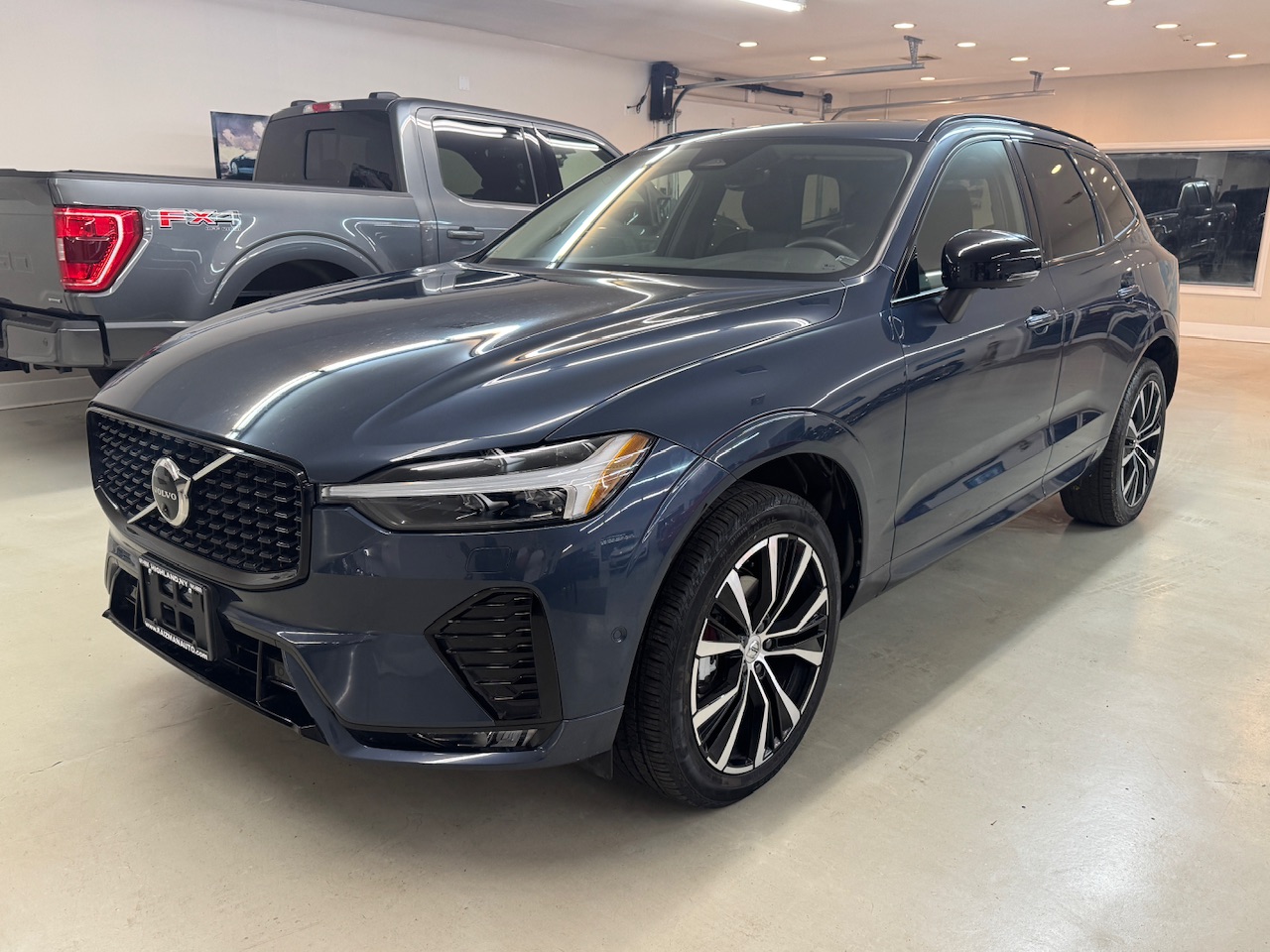 2024 Volvo XC60 B5 Plus Dark Theme