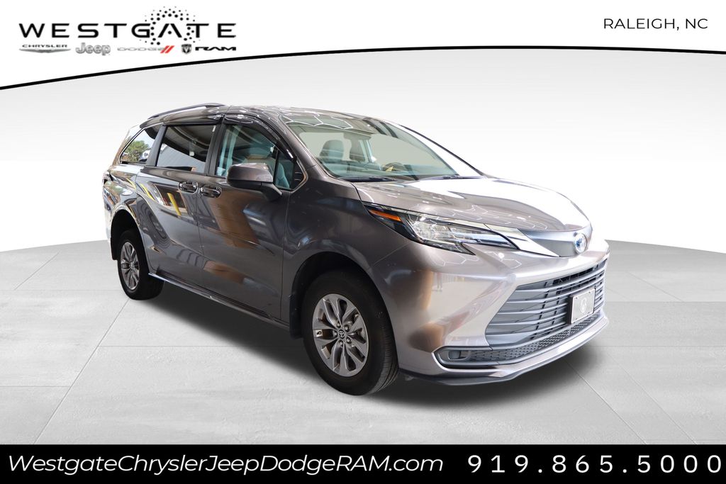 2022 Toyota Sienna LE 8-Passenger 120.5