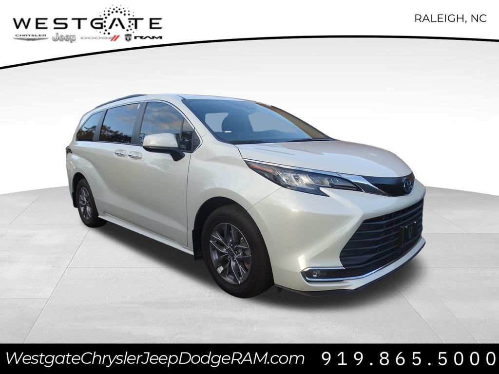 2022 Toyota Sienna XLE 8-Passenger 120.5