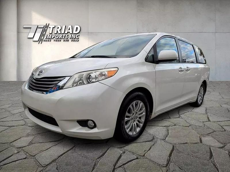 2017 Toyota Sienna XLE 8-Passenger 119.3