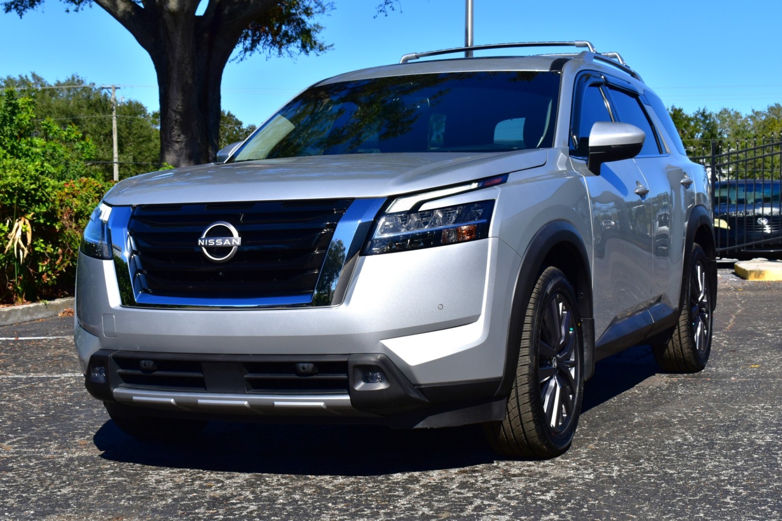 2022 Nissan Pathfinder SL