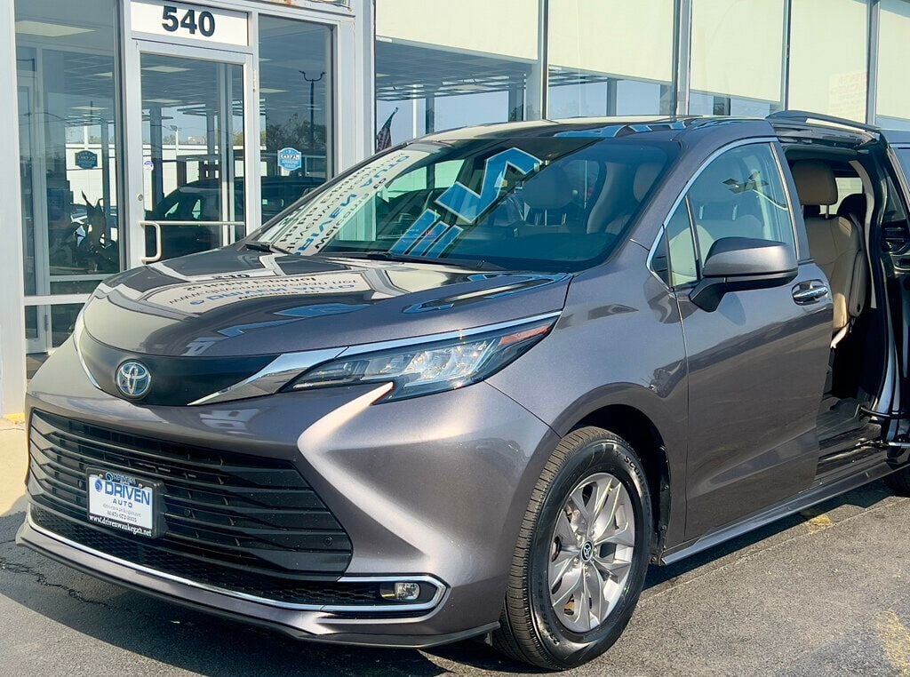 2022 Toyota Sienna XLE 7-Passenger 120.5