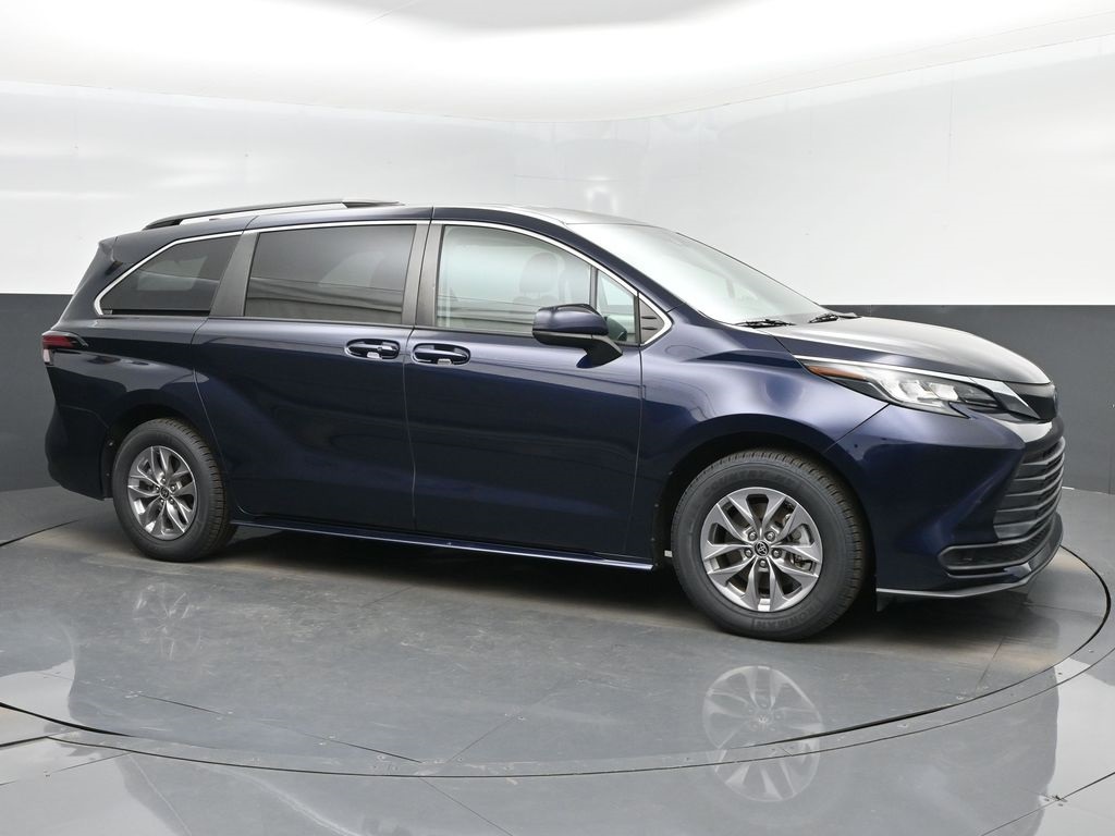 2022 Toyota Sienna LE 8-Passenger 120.5