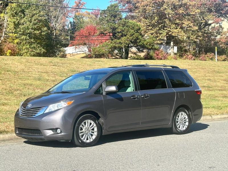 2015 Toyota Sienna XLE 8-Passenger 119.3