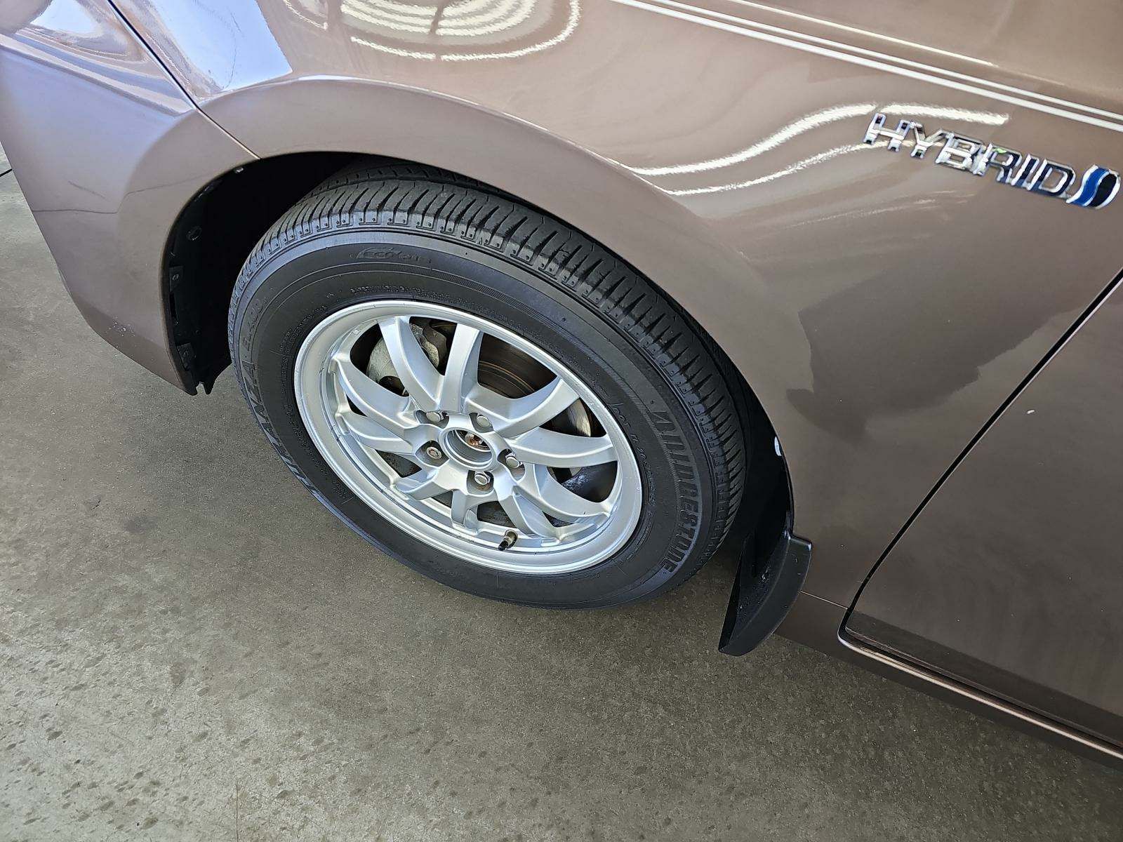 2016 Toyota Prius v Two FWD