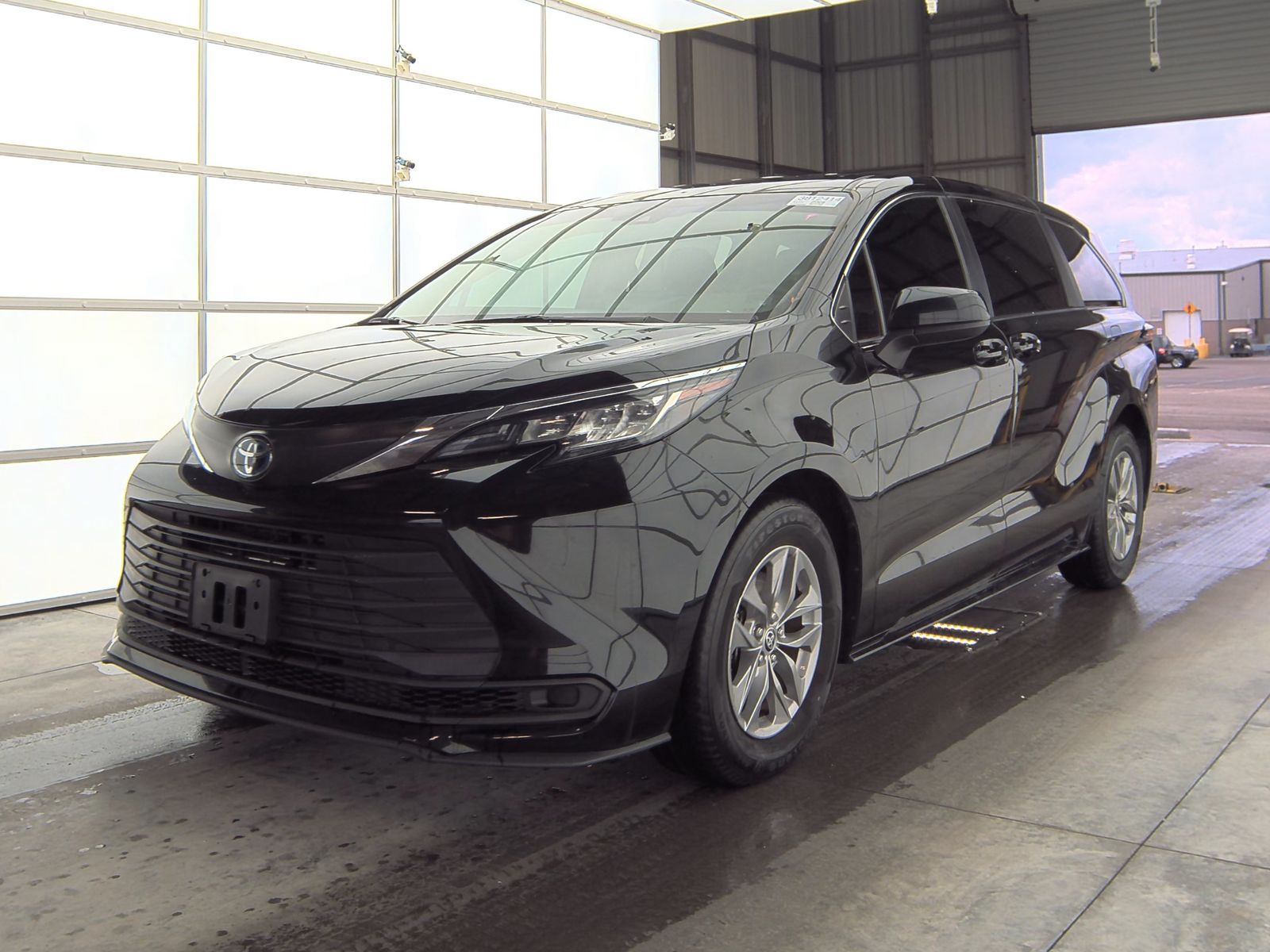 2022 Toyota Sienna LE FWD