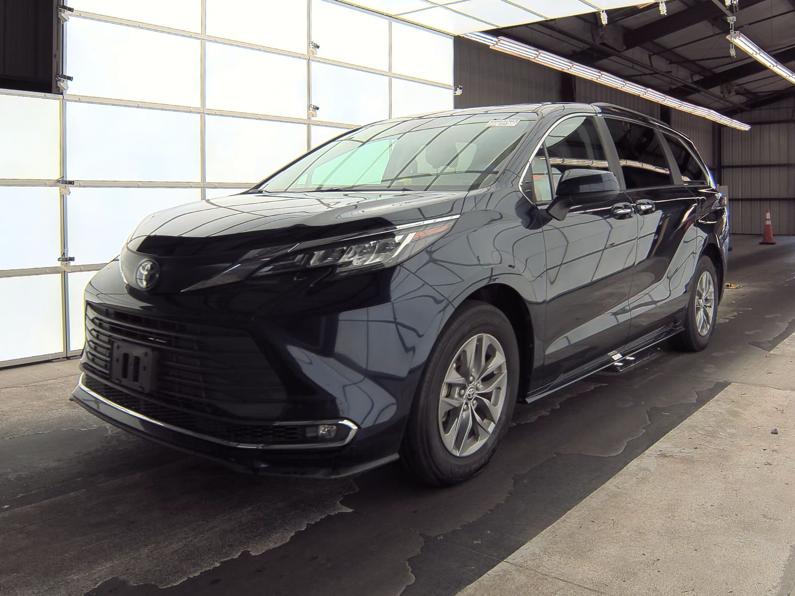 2023 Toyota Sienna XLE 8-Passenger 120.5