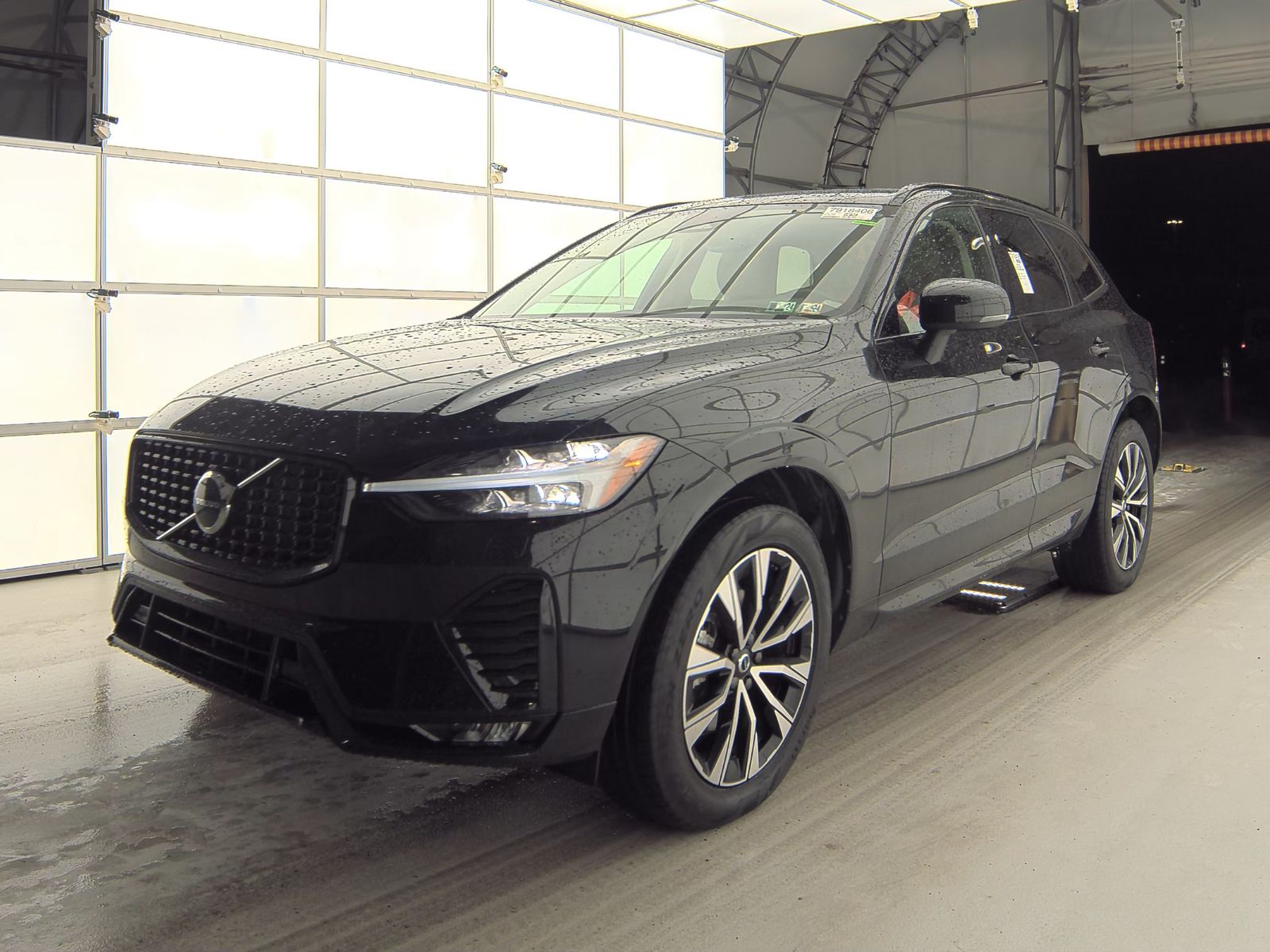 2024 Volvo XC60 B5 Core Dark Theme